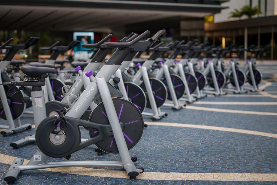 Bikes enfileiradas na praça antes da aula começar