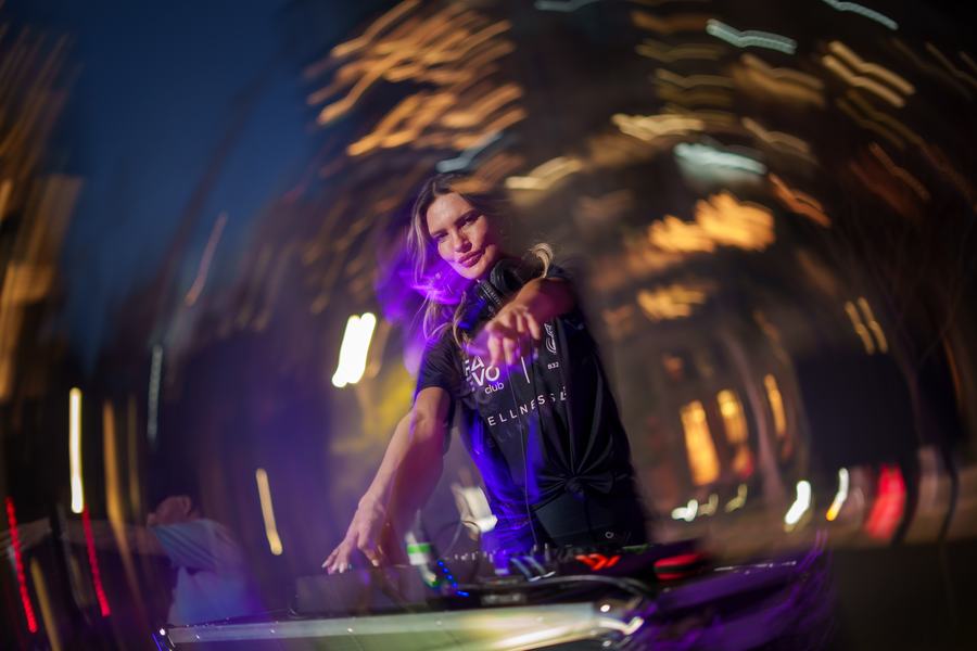 DJ comandando o som da aula